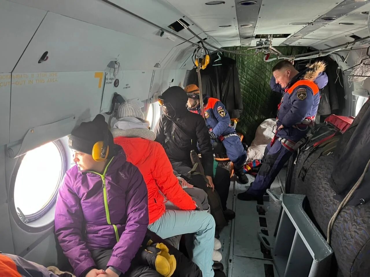 Спасательная операция завершена. Вертолет МЧС. Ми 8 МЧС спасение в Сахалине. Спасательная операция ми-8. Спасательные операции МЧС.