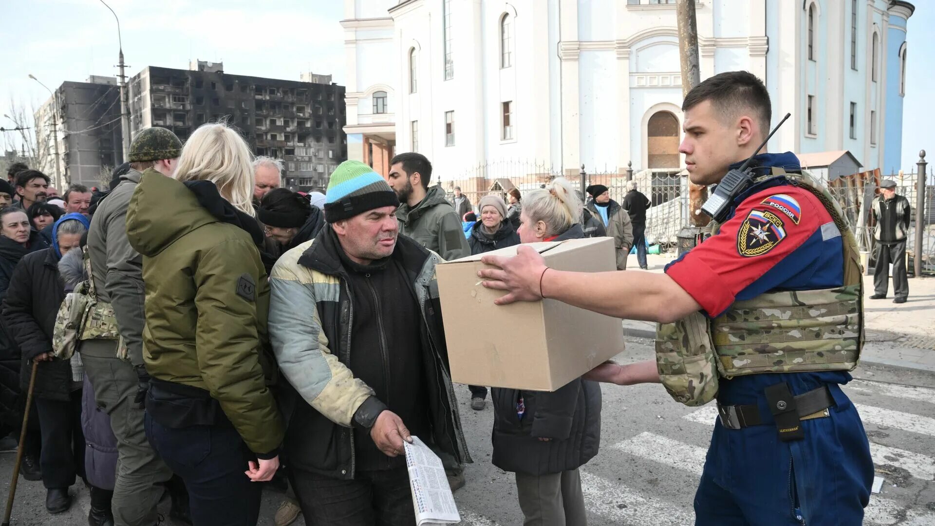 Новости 24 ситуация на украине. МЧС России на Украине 2022. Раздача ГУМ помощи в Мариуполе. Раздача гумпомощи Украина 2022. Раздача ГУМ помощи в Донбассе.