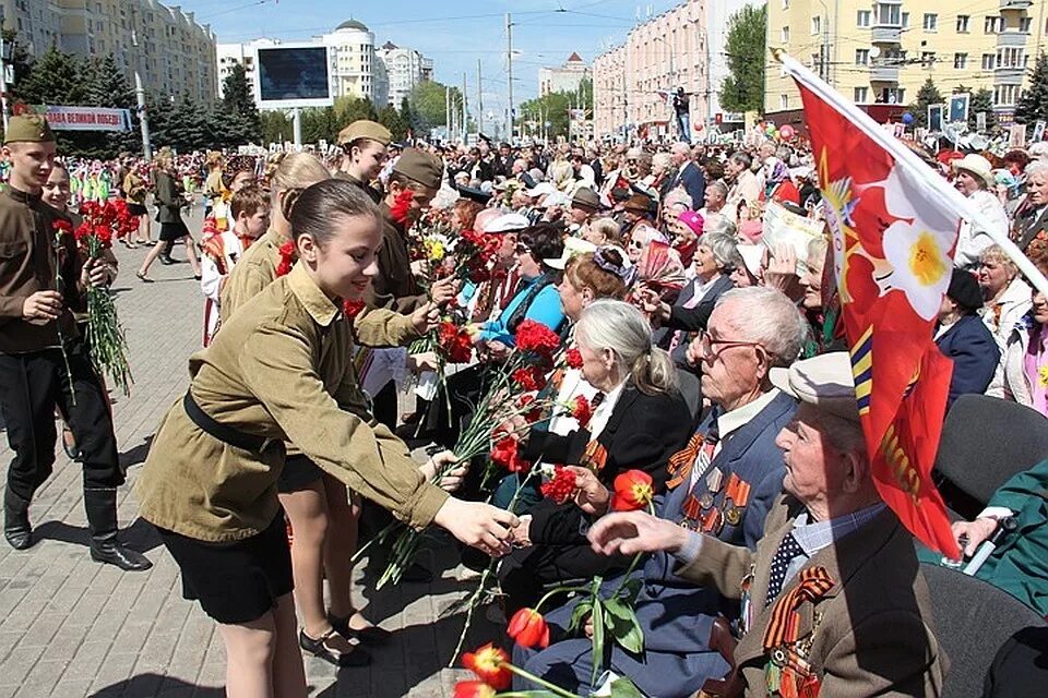 Прошел праздник день победы. Празднование дня Победы. С праздником днем Победы. Празднованеи ДНФ ПОБ еды. Торжественное празднование дня Победы.