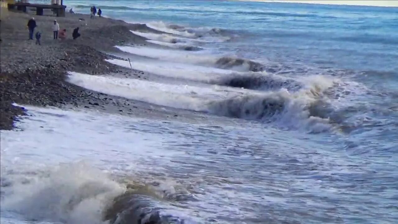 Шторм на черном море видео. Шторм летом в лазаревском сегодня видео. Лазаревское шторм на море. Лазаревское 2023 шторм. Зима в лазаревском.