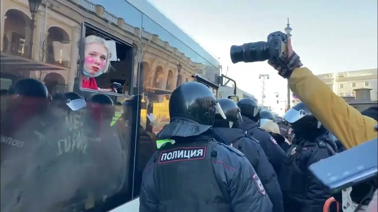 Митинг в СПБ. Антивоенный митинг в СПБ. Задержанные на митинге в СПБ.