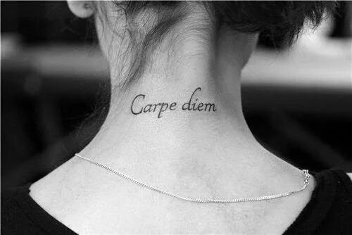 татуировка carpe diem на руке. карпе дием. тату с надписью лови момент. тату для девушек. тату с надписью carpe diem.