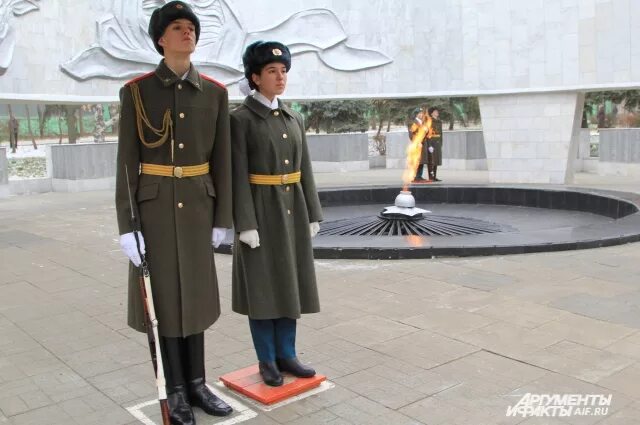 Пост номер 1 ростов на дону. Почётный караул у вечного огня ростов на дону. пост 1 ростов на дону на карла маркса караул. почетная караул карсла маркса. пост номер 1 у вечного огня ростов-на-дону.