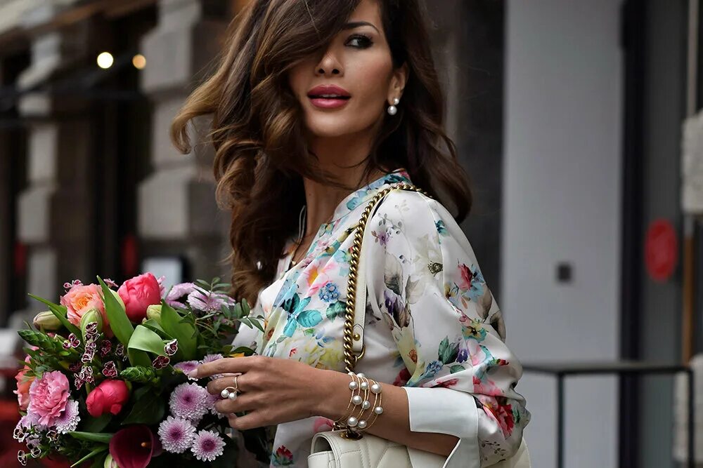 Женщина лето модный. Летние сарафаны 2020. Модный блоггер анабель флер. Женщина лето модный. Яркая стильная девушка.