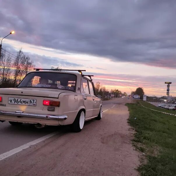 Жигули бали. Жигули (автомобиль). Ваз 2103 боевая. Машина едет жигули. Ваз 2106 бирюзовая.