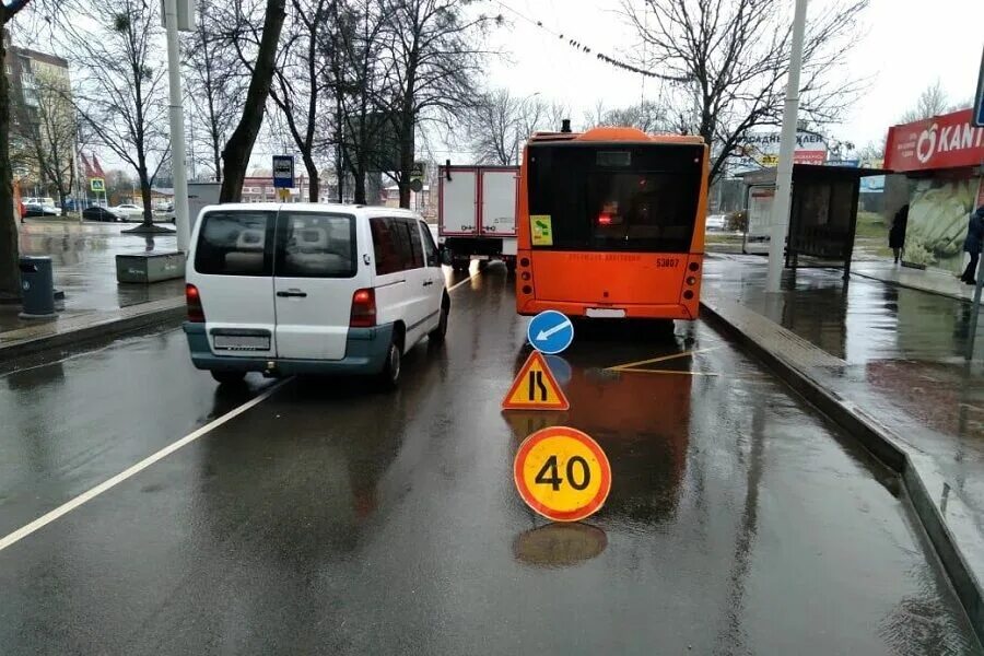 При резком торможении автобуса люди. Автобусы Калининградской области. Автобус тормозит у остановки. Man автобус Калининград. Инцеденты в ГОРТРАНСЕ Екатеринбург.