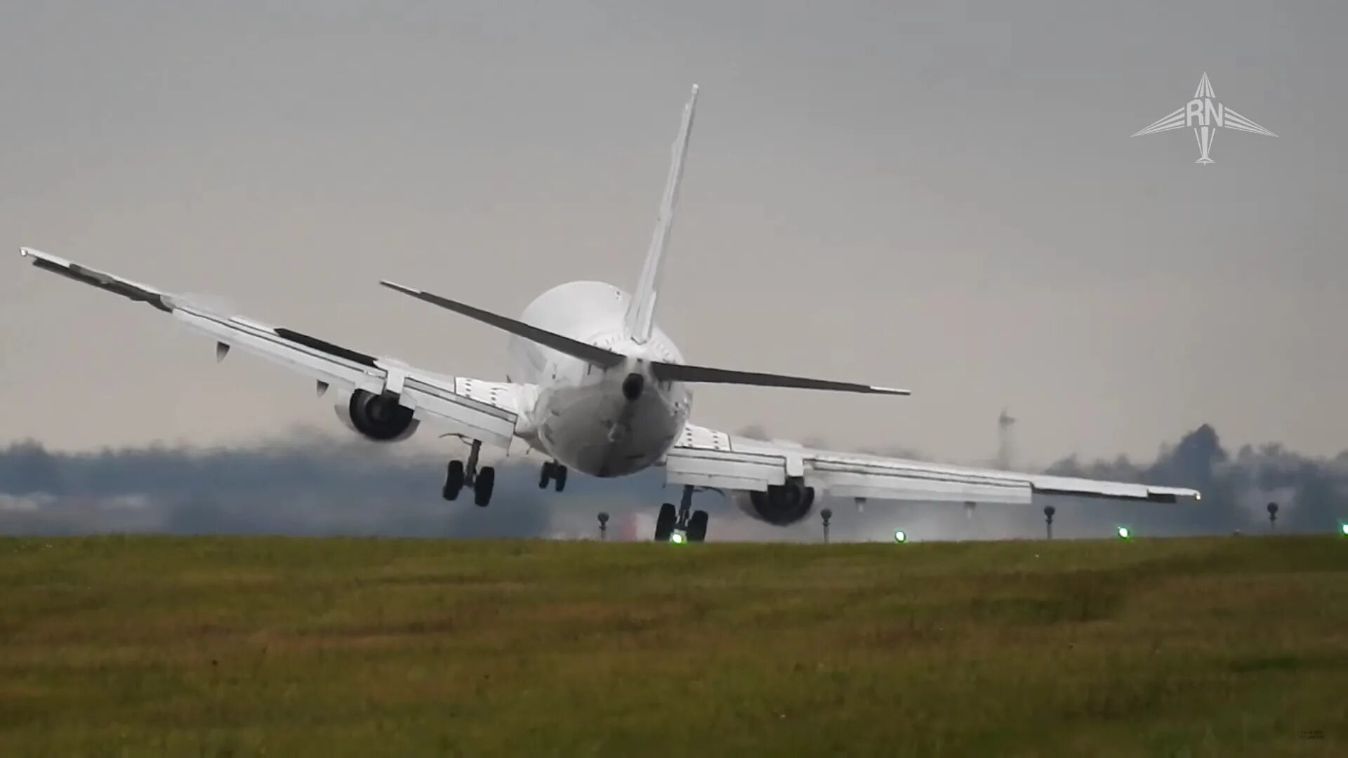 Сильные боли при посадке самолета. Кахулуи Боинг 737. Боинг 737 взлет. Посадка самолета. Резкий взлет самолета.