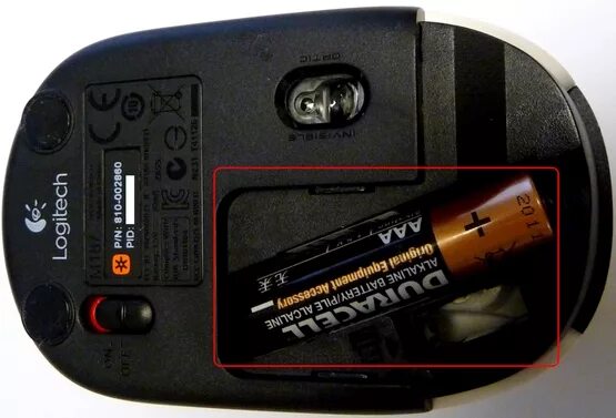 Какие батарейки вставляются. Батарейки на мышку беспроводную мышку Logitech. Батарейки на мышку беспроводную мышку Mouse. Батарейки для мышки беспроводной размер. Мышка на батарейках.