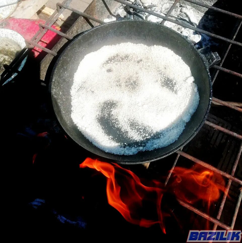 Прокаливание сковороды. Прокаливание чугунной сковороды. Прокаливание соли на сковороде. Литник на чугунной сковороде. Прокаливание чугунной