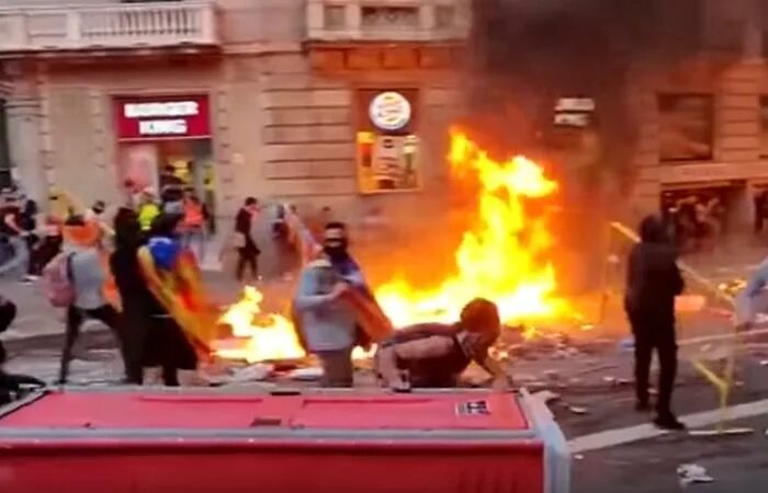 беспорядки в испании. испания ситуация сейчас. полиция испании. протесты каталонцев в испании. что щас в каталонии.