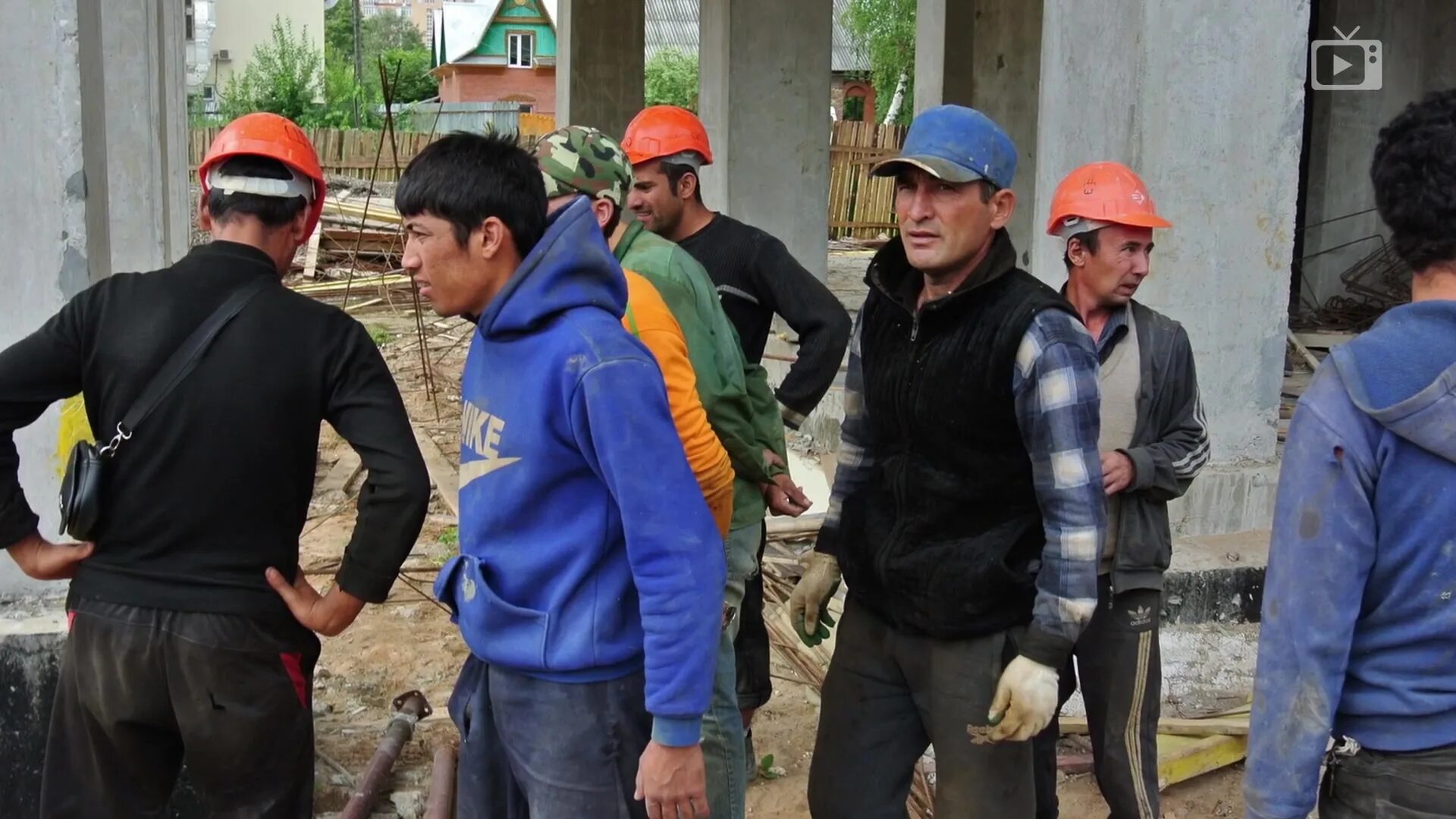 Таджикские рабочие. Таджики на стройке. Мигранты на стройке. Гастарбайтеры на стройке. Мигранты строители.