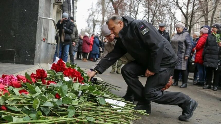 День траура в россии теракта в крокус. Человек с цветами.