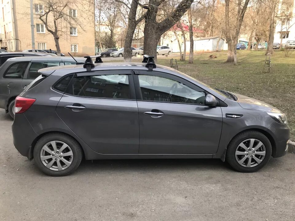 Купить багажник на рио. Kia Rio 3 хэтчбек багажник Lux. Багажник на крышу Киа Рио 3. Багажник на крышу Киа Рио 3 хэтчбек. Рейлинги Киа Рио 3.