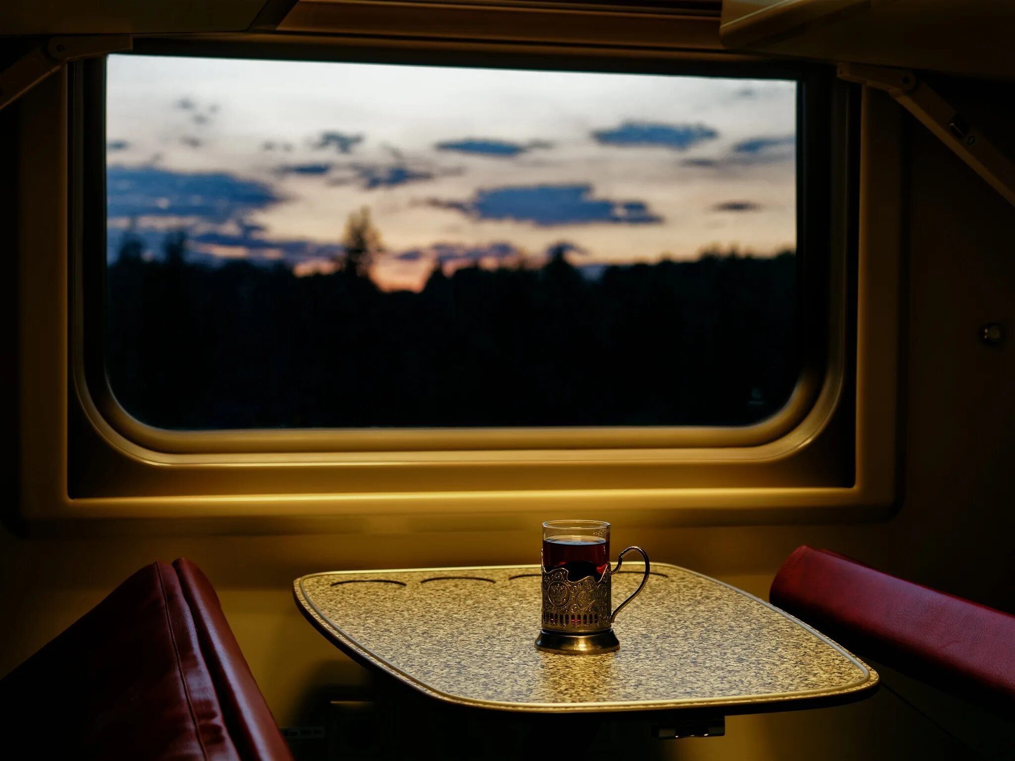 Стол в плацкарте. Окно поезда. Окно вагона. Вид из окна поезда. Столик в купе поезда.