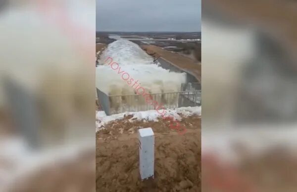 Паводок в акбулаке оренбургской области. Прорыв дамбы. В Казахстане прорвало дамбу. Прорыв плотины. Дамба светлый Оренбургская область.