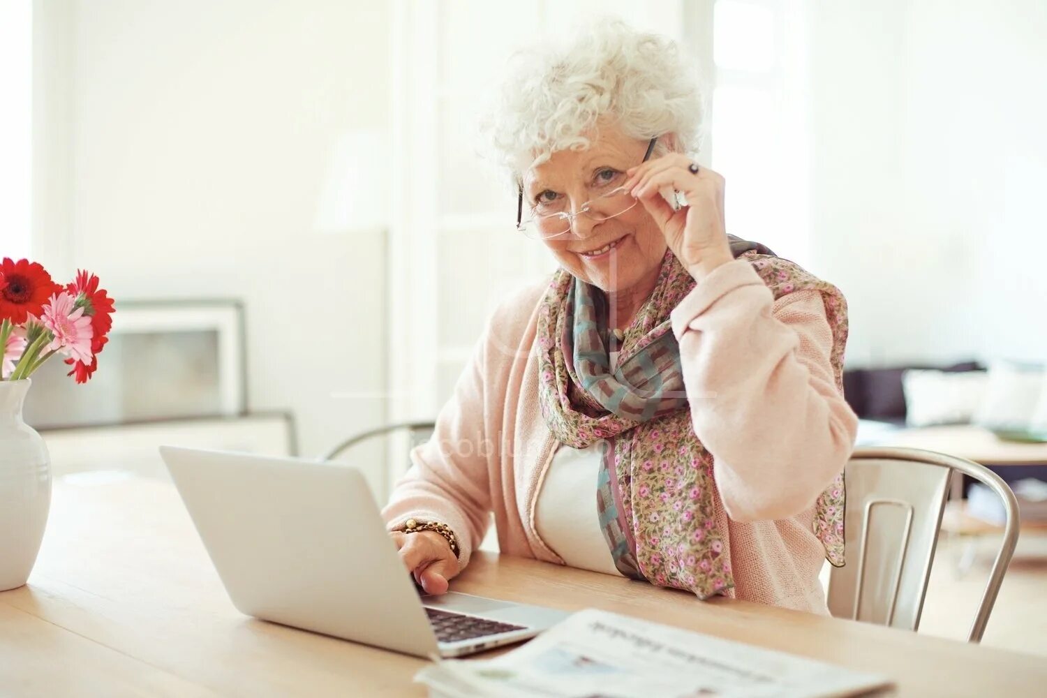 Бабушка с ноутбуком. Пожилая женщина. Красивая пожилая женщина. Женщина старшего возраста. Пожилая прелесть
