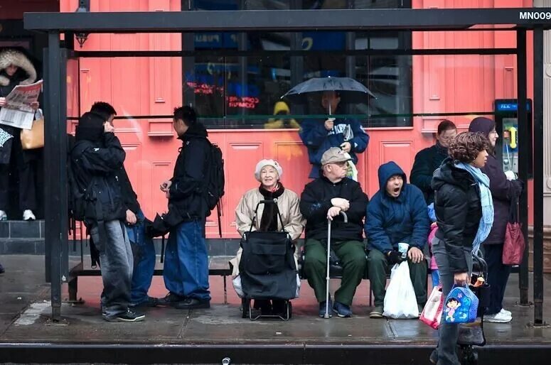 ждун на автобусной остановке. чел на остановке. стою на остановке жду автобуса. много людей на автобусной остановке. приколы и мемы про общественный транспорт.