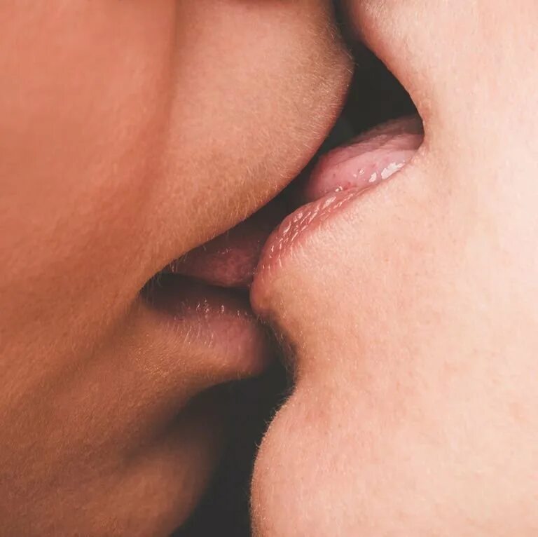 Удовлетворение языком. Французский поцелуй. Поцелуй с языком. Поцелуй с язычком. Поцелуй картинки.