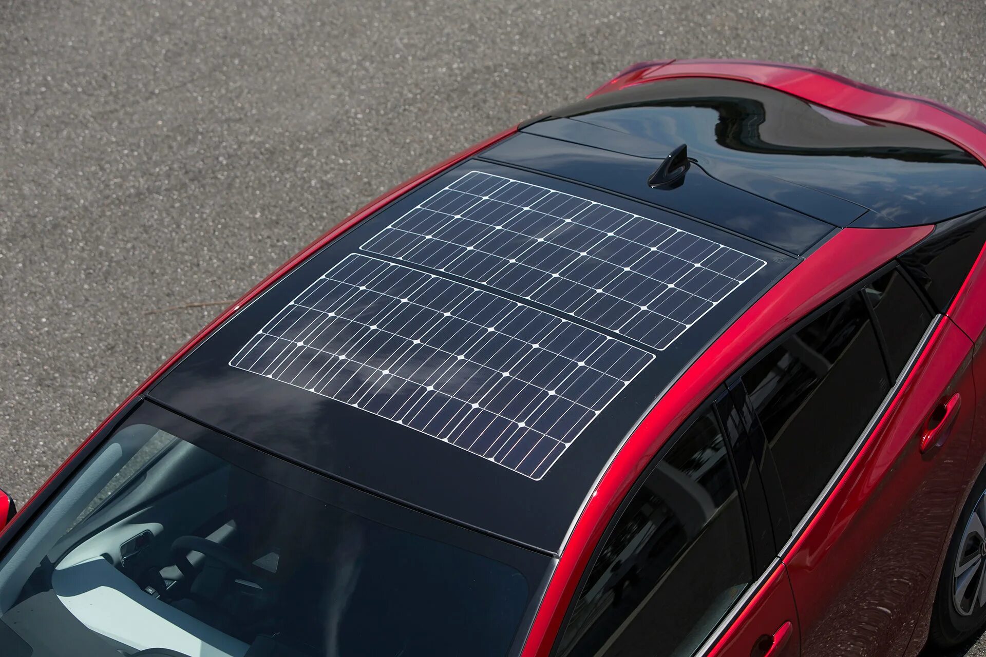 Тойота Приус на солнечных батареях. Тойота Приус с солнечной батареей на крыше. Toyota Prius с солнечной батареей. Tesla Solar Roof машина.
