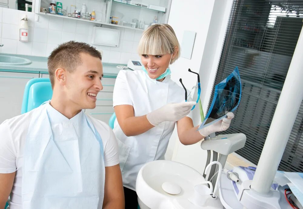 Выучиться на стоматолога. Девушка ортодонт. Врач стоматолог ортодонт. Стоматолог и пациент. Стоматолог техник.