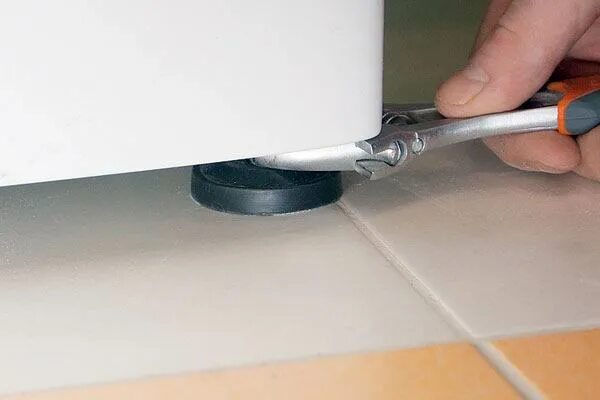 Отрегулировать ножки. Регулировка ножек стиральной машины bosch. регулировка ножек стиральной машины lg. атлант регулирования ножки стиральной машины. регулировка ножек стиральной машины индезит.