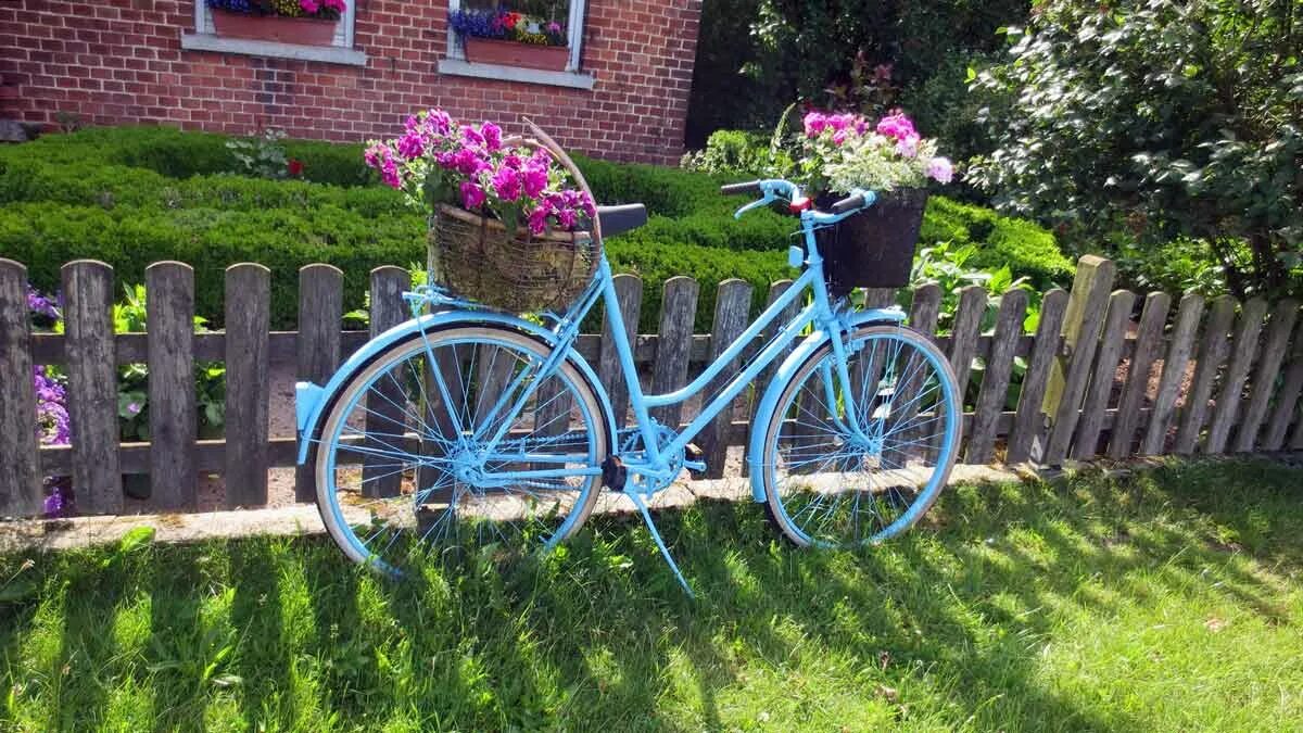 Велосипед в цветах зеленый. Велосипед клумба. Велосипед для украшения сада. Клумба велосипед с цветами. Велосипед с цветами декор для сада.