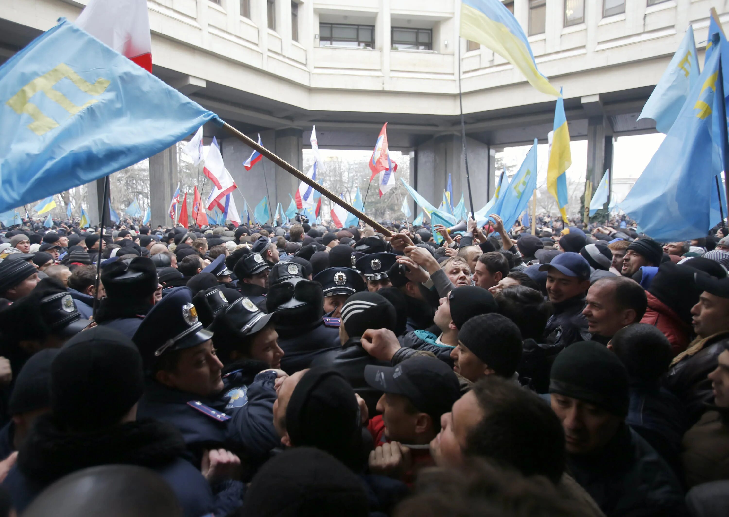 Захват Верховной рады Крыма 2014. 27 Февраля 2014 Крым захват Верховного совета. Референдум в Крыму 2014 рада. Крымские татары в 2014 году Крым. Захват парламента