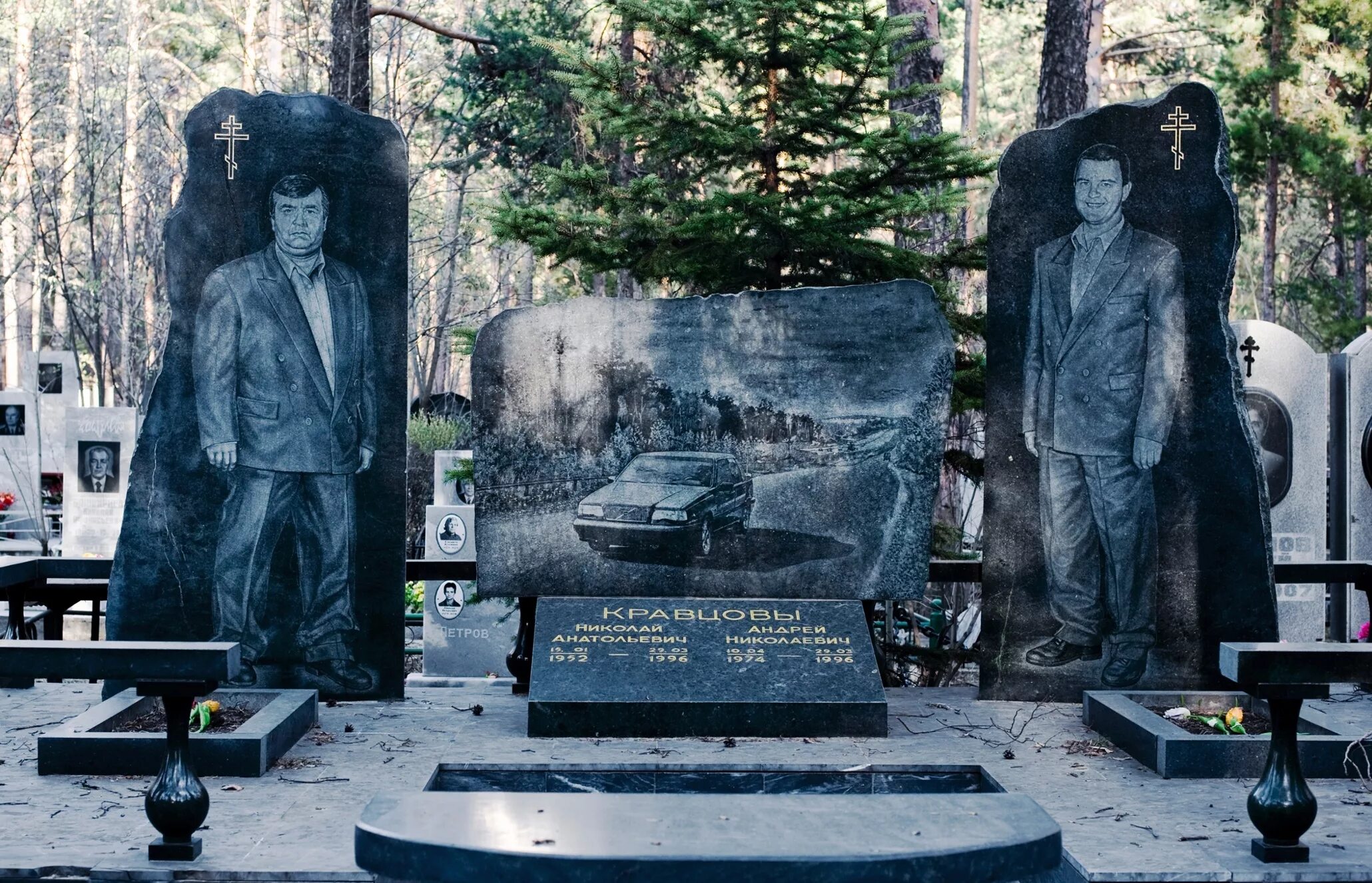 аллея героев баныкинское кладбище. могилы криминальных авторитетов цыганское кладбище. могилы криминальных авторитетов 90-х в екатеринбурге. широкореченское кладбище могилы авторитетов. памятники криминальных авторитетов на ваганьковском кладбище.