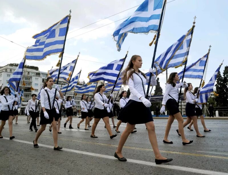 Как греки узнали о возвращении независимости. Студенты Греции. Греция люди. Греческий день независимости. Греческие праздники.