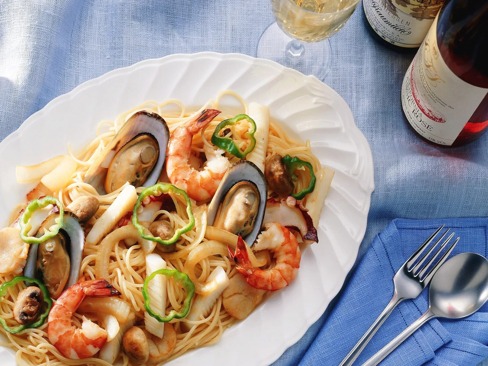 Морской коктейль мидии. Паста с морепродуктами. Спагетти с морепродуктами. Итальянская кухня морепродукты. Итальянская паста с морепродуктами.