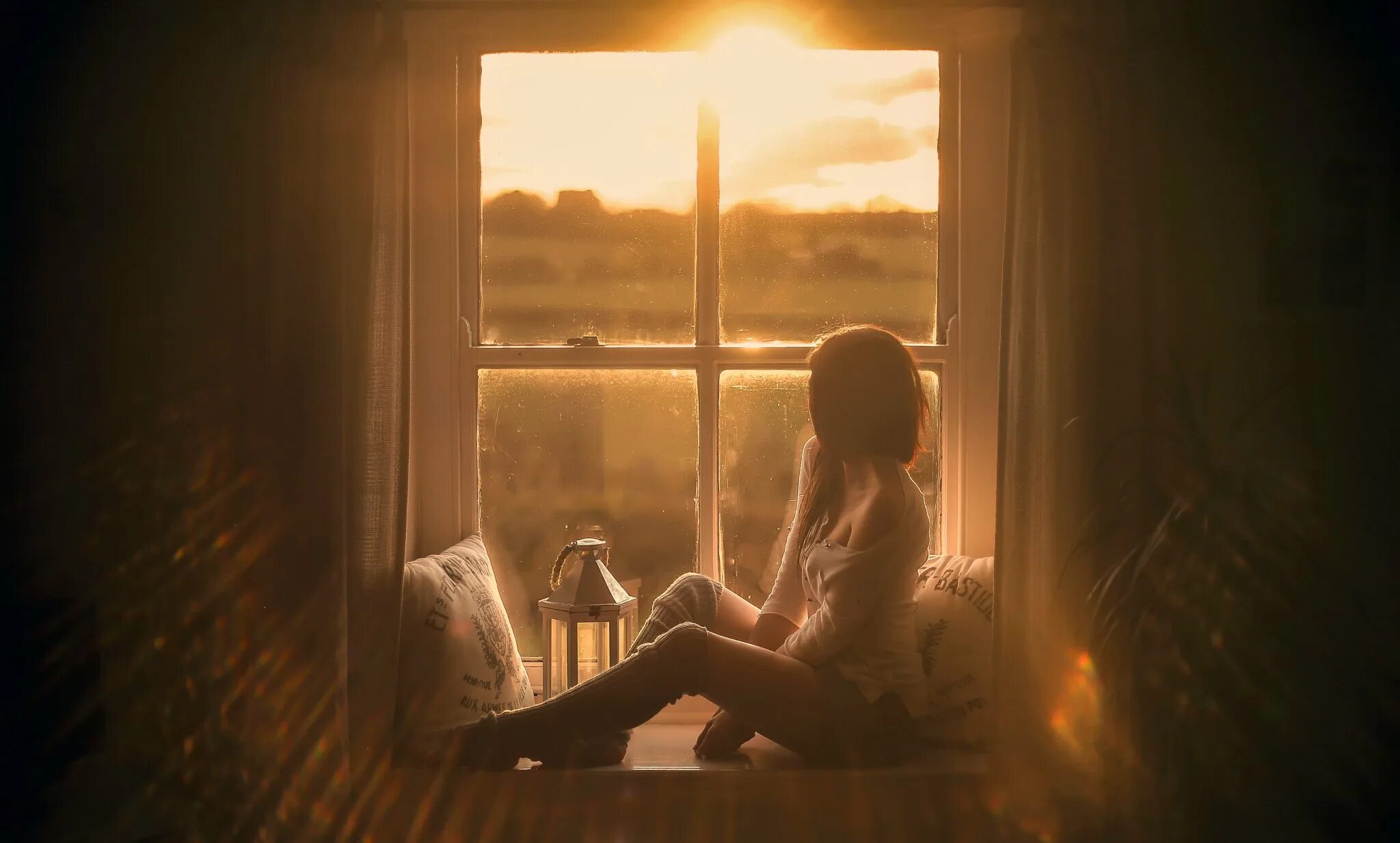 Одинокая девушка у моря. Одиночество девушка. Девушка на подоконнике с кофе. Тоска утром. Девушка ждет в кровати.