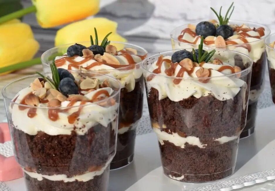 Трайфлы с шоколадом. Трайфл три шоколада. Трайфл баунти. Трайфл баунти. Десерт трайфл сникерс.