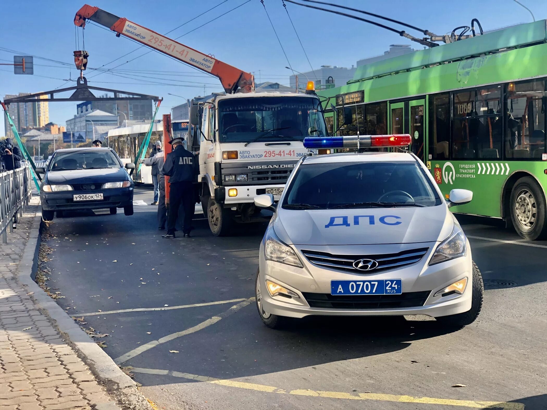 Припаркованный авто на остановке. Автомобиль припаркован на остановке. Машина ГИБДД. Конфискация машины.