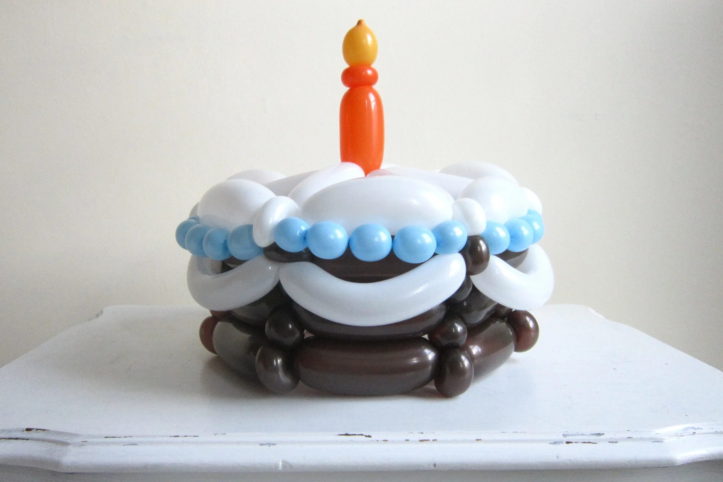 Сделать торт из шаров. Торт из воздушных шаров. Тортик из шариков. Торт из воздушных шариков. Торт из надувных шаров.