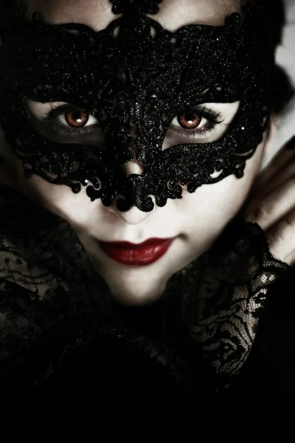 Карнавальная маска Эстетика. Midnight Masquerade. Девушка примеряет маски дарк. Dark Mask Red. Маска темнота