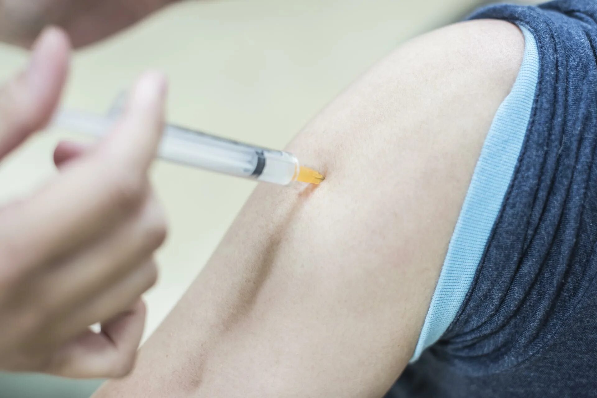 Укол прививка. Уколы и прививки. Как делать укол. Вакцинация от гриппа. Инсулин для похудения.
