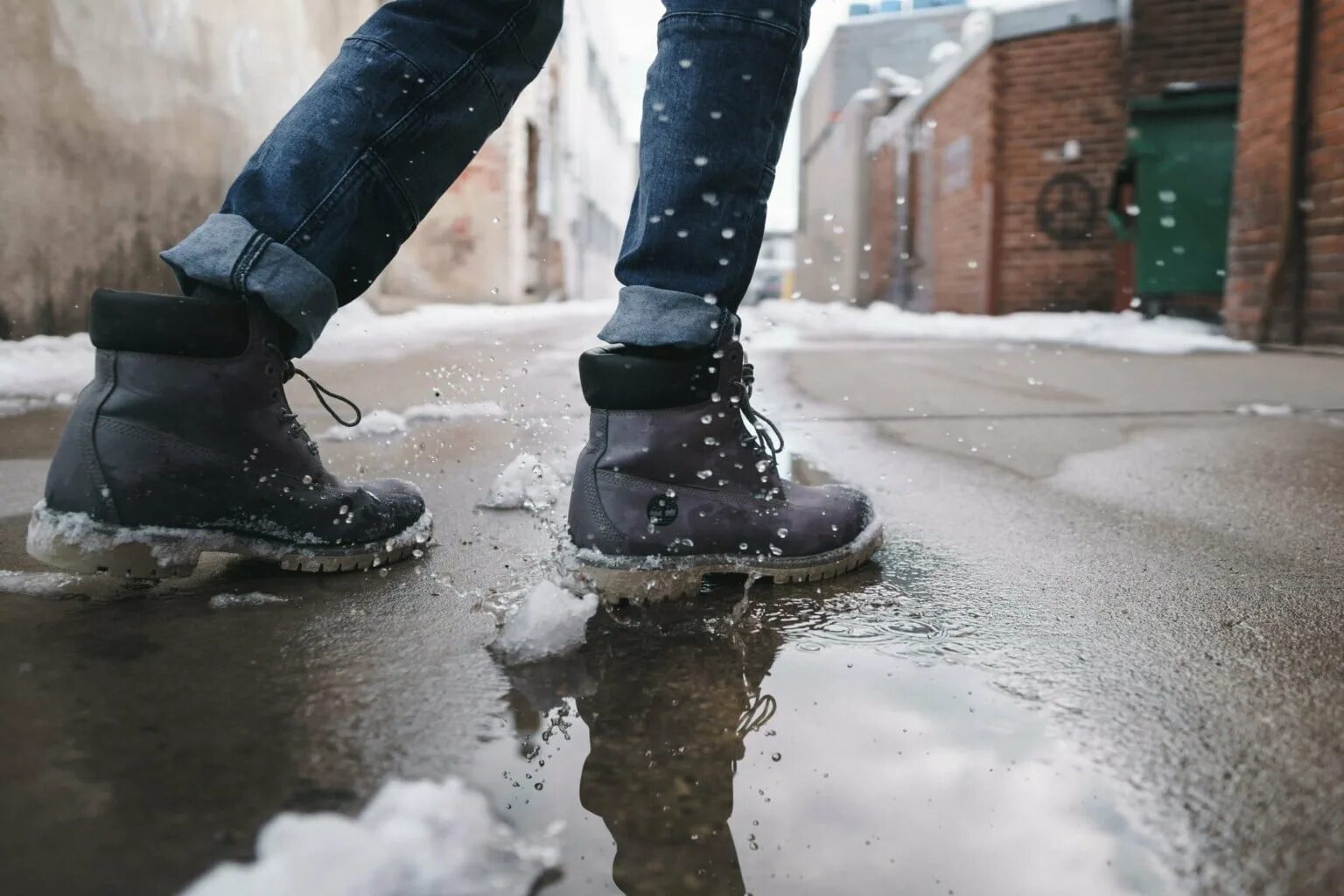Мокнет обувь. Ботинки в снегу. обувь для гололеда. сапоги для мокрого снега женские. мокрые ботинки.