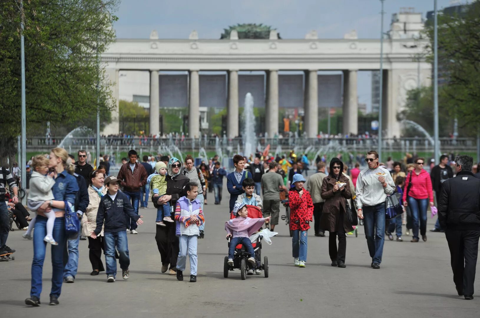 Парк горького гуляния. Люди гуляют в парке Горького. Парк Горького много людей. Люди в парке Москва. 9 Мая +"парк Горького" +Москва.