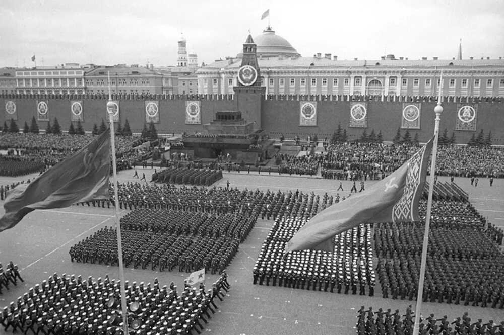 1945 год парад победы на красной. Первый парад Победы 24 июня 1945 года. Парад на красной площади 24 июня 1945 года. Парад Победы 1945г на красной площади. Красная площадь Москва парад Победы 1945.