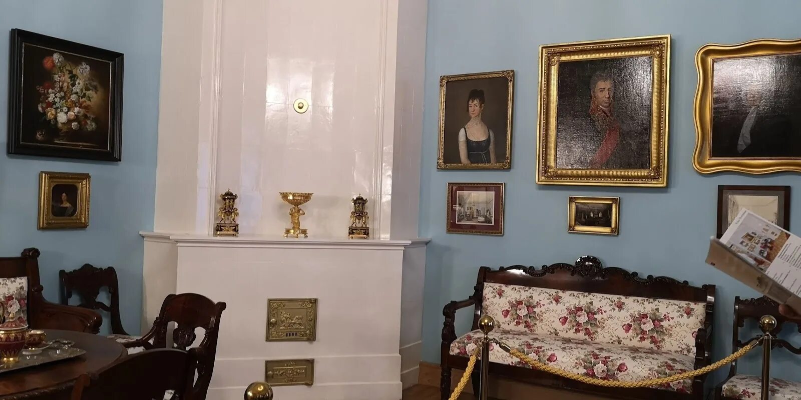 Дом музей т. Дом музей на Остоженке Тургенева комната Тургенева. Дом музей Тургенева в Москве внутри. Дом музей Тургенева каминное зеркало. Дом Тургенева на Остоженке внутри.