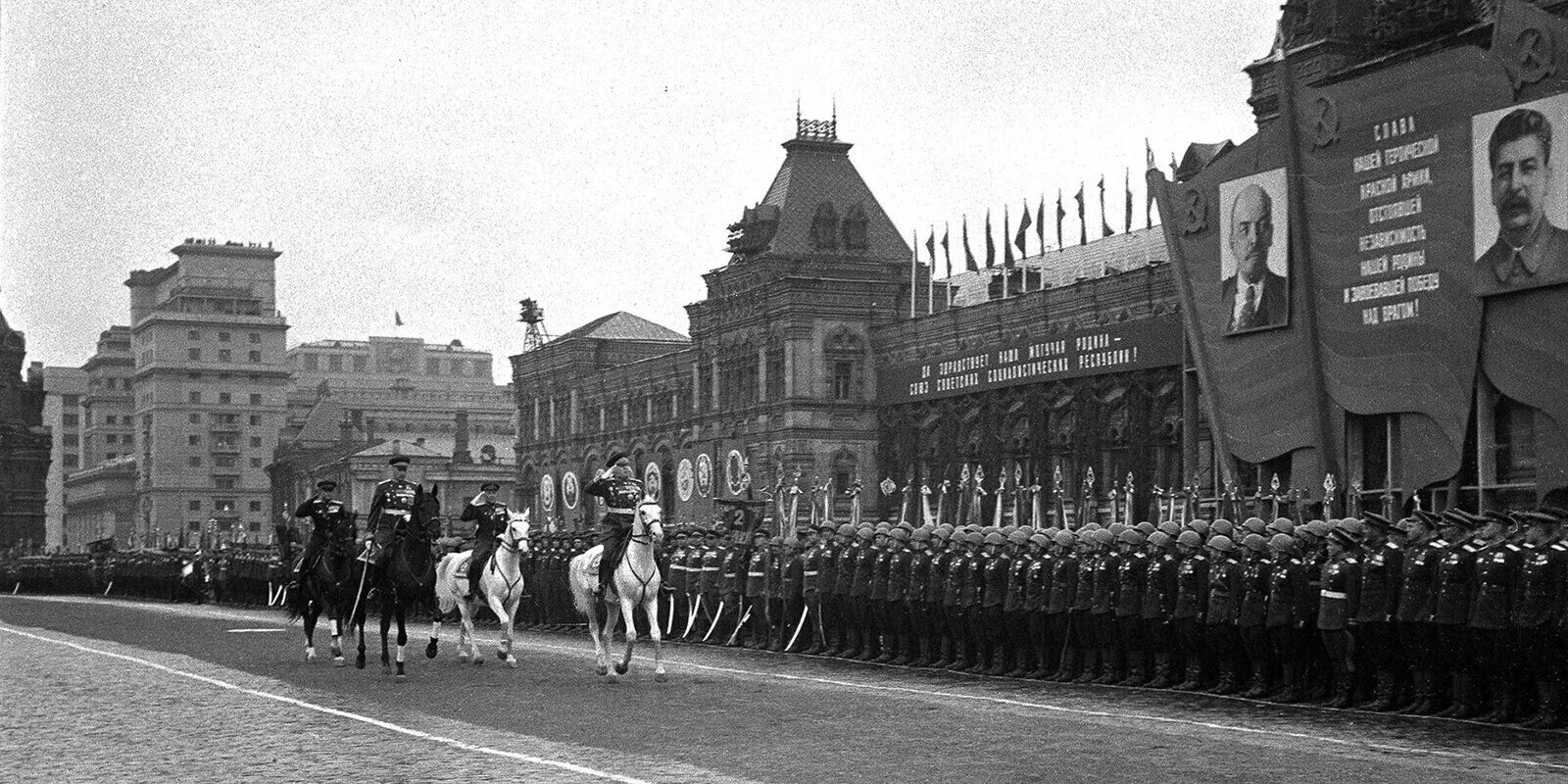 Парад в сорок первом. Парад Победы 24 июня 1945 года. Жуков 24 июня 1945 г в Москве состоялся парад Победы. Маршал Жуков на параде Победы 1945. Парад на красной площади 1945.