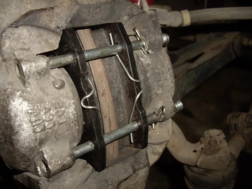 Передний суппорт ваз 2105. Суппорт тормозной ваз 2105 передний. Передний левый суппорт ваз 2105. Суппорт левый 2105. Тормозной суппорт ваз 2107 передний правый.