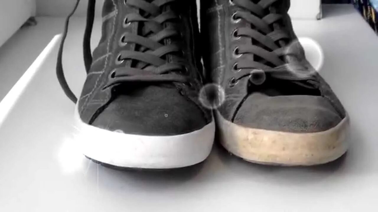 Черные полосы на подошве белых кроссовок. Покрасить подошву кроссовок. Подошва кроссовок. Грязная белая подошва. Грязные кроссовки.