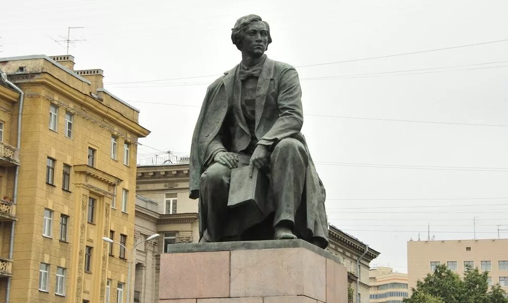 Памятник в чернышевском. Памятник Чернышевскому в Санкт-Петербурге. Памятник Чернышевскому СПБ. Памятник н. г. Чернышевскому.