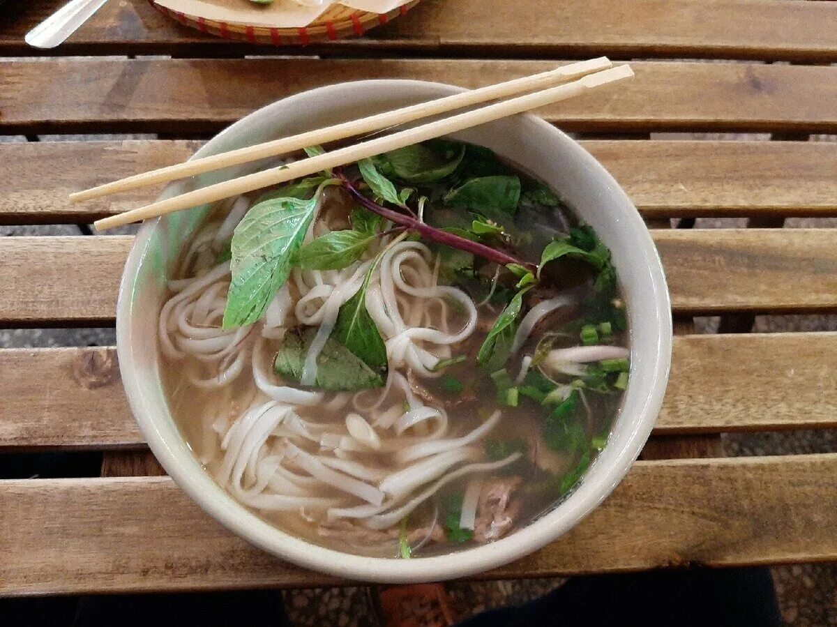 Лапша pho bo. Вьетнамский суп фо бо. Лапша фобо. Лапша фобо. Pho bo суп.