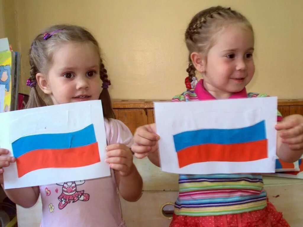 12 июня дети. Дети с флажками России. Флаг для детей. Дети с российским флагом. Российский флаг для дошкольников.