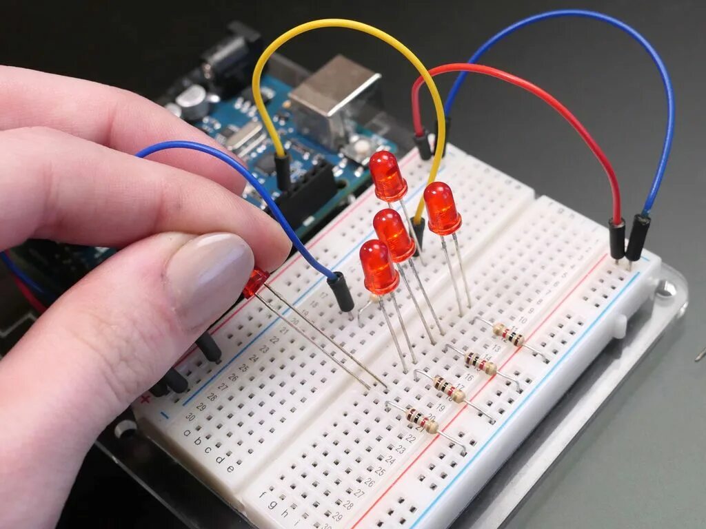 Собран на ардуино. Макетная плата Arduino uno. Ардуино уно светодиод. Arduino макетная плата проекты. Ардуино нано на макетной плате.