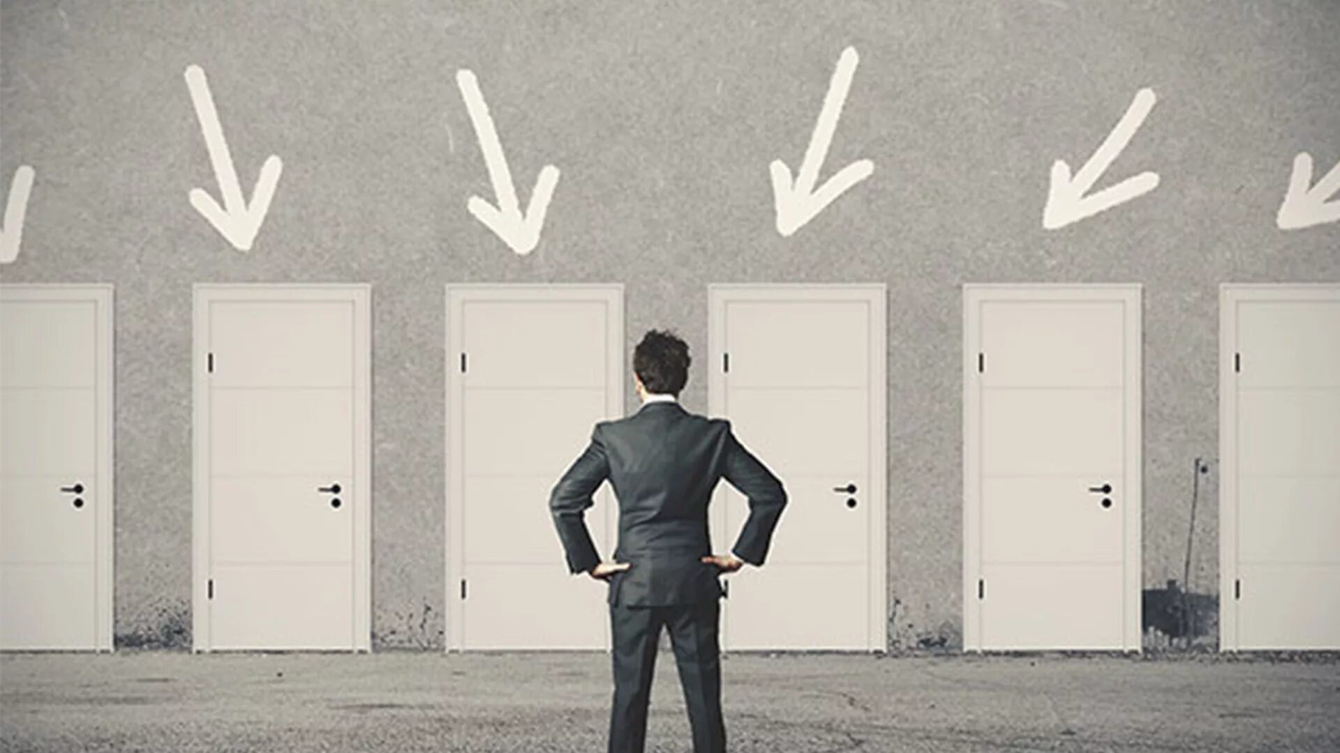Человек перед выбором. Множество дверей. Выбор из двух. Человек выбирает. Возможность выбора из нескольких вариантов.