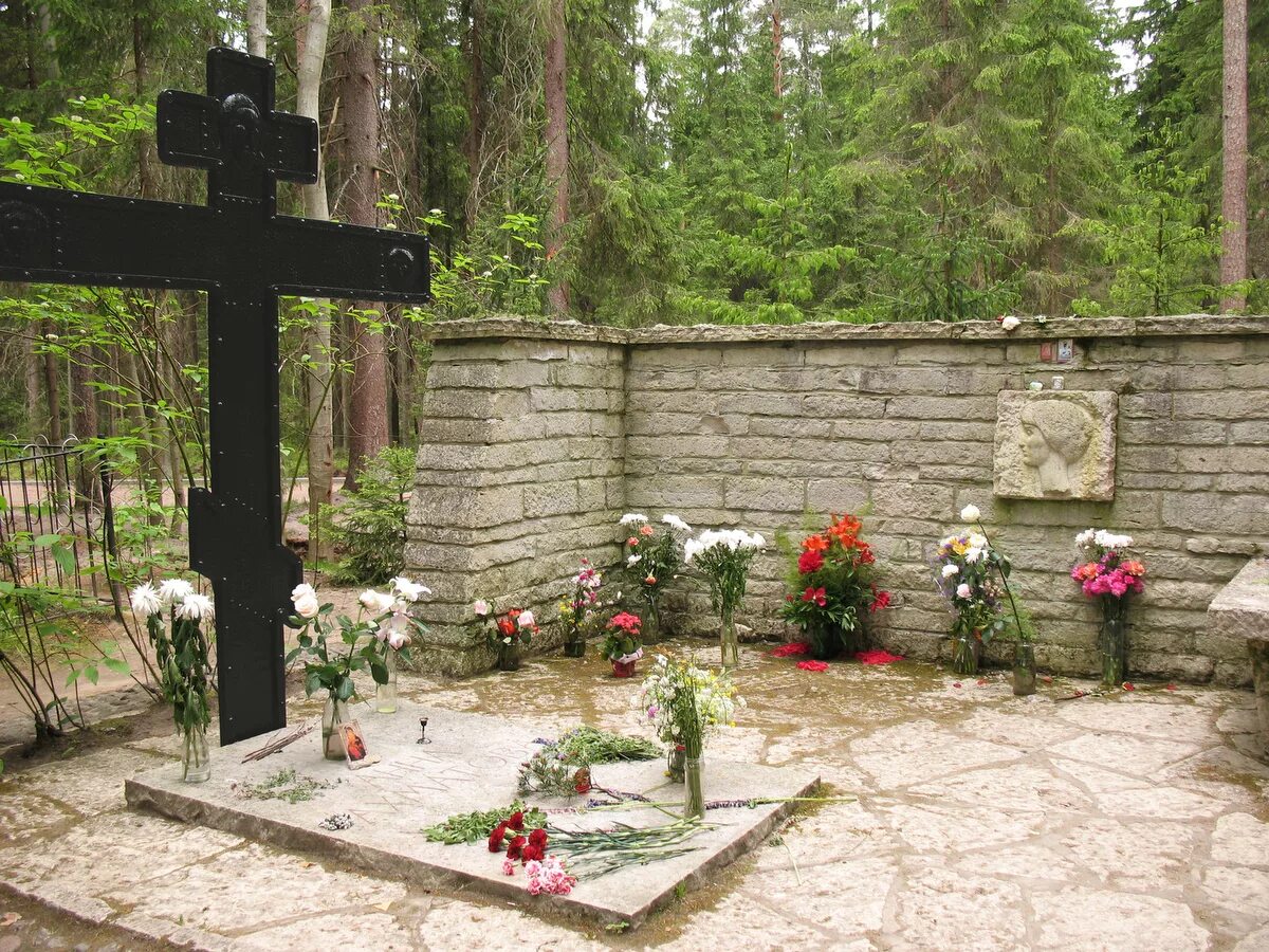 Ахматова сын в могиле. Комарово некрополь могила Анны Ахматовой. Могила Анны Ахматовой в Комарово.