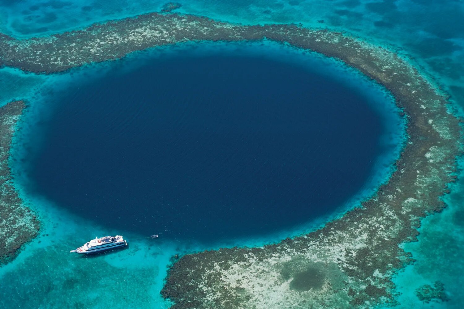 Сам большой океан в мире. Белизский Барьерный риф и большая голубая дыра. Тихий океан Марианская впадина. Great Blue hole, Белиз. Барьерный риф Белиз.